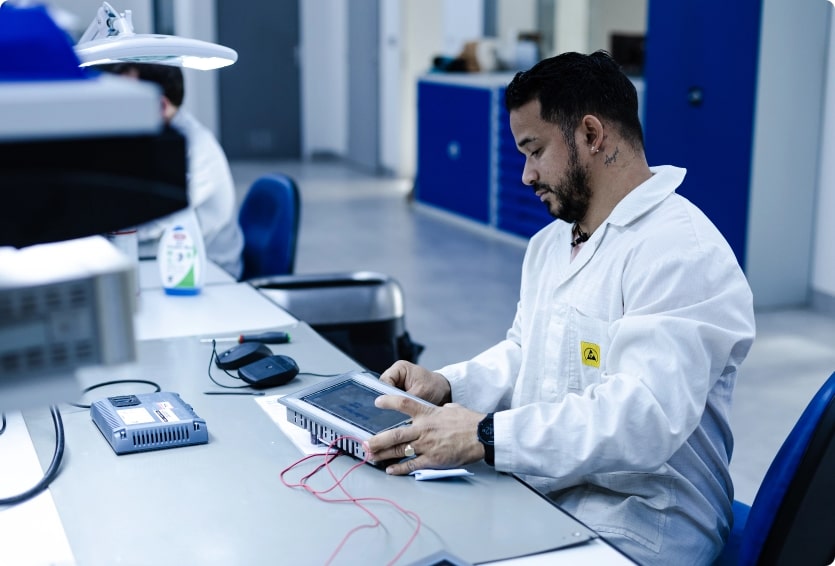 Technicien réparant un écran SIEMENS SIMATIC chez 2TECH, spécialiste en réparation d’électronique industrielle.